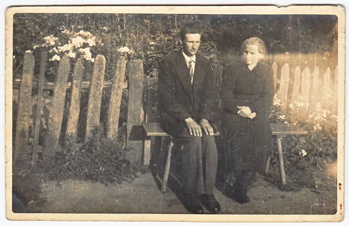 Elenos Maldutytės-Krivickienės krikštatėvis Povilas Motiejūnas su žmona Nemeikšiūnuose